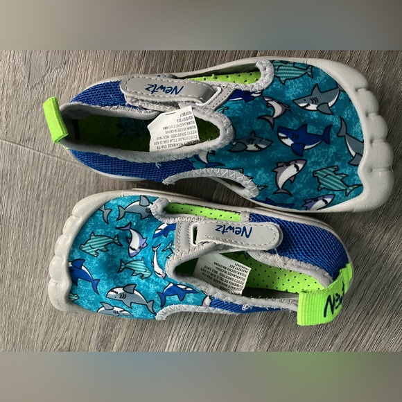 Newtz Toddler Boys 7/8 water 💦 & romp around shoes; great condition! - Picture 5 of 8